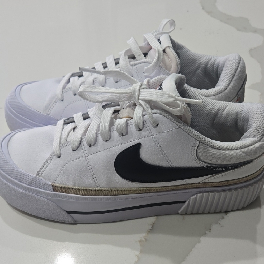 Nike White and Black Low-Top Sneakers